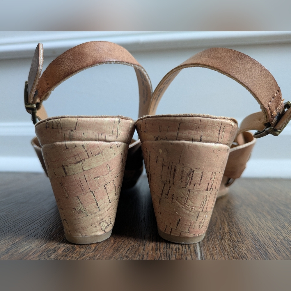 BOC Comfort Wedge Sz 8 Faux Leather Strappy Sandal Tan Slingback Granola Cushion - Picture 6 of 9